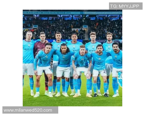 足球明星在草坪上滑翔庆祝瞬间展现激情与荣耀的完美结合