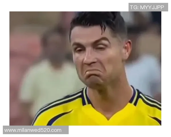 足球明星C罗展现无解球技引发全球球迷热议与赞叹